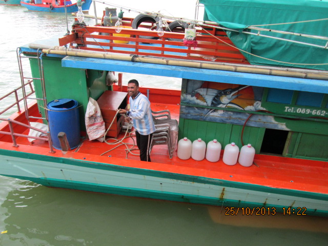 .....ม่ะก่อนเรือลำนี้ ไต๋ที่ถือพังงาเรือ
.....บังหลี ครับ
.....ปัจจุบันท่านเสียชีวิตแล้ว :cry: :cr
