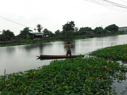 ไตเรือผมวันนี้ น้ำมากมาย ตองทำเรือให้จมก่อน ถึงจะเอาออกมาได้ 
และมาใส่เครื่อง พร้อมเดินทาง

coach