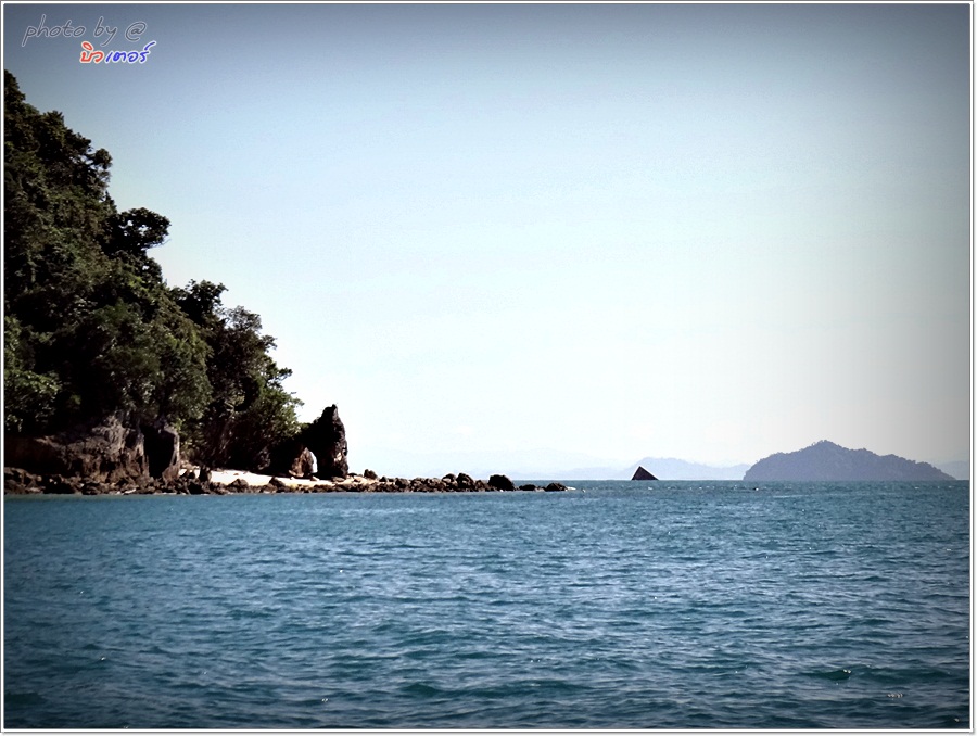  [b]ด้านหลังเกาะ ที่ชาวเลเรียกกันว่า "อ่าว-บายใจ"

เนืองแน่นไปด้วย โขดหิน ทำเลแบบลาดชัน บางๆ ยาว