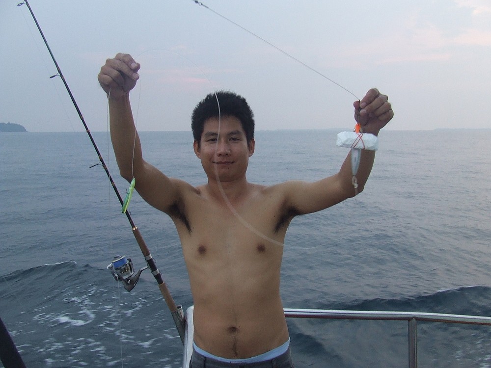 ตัดมาช่วงเช้าเลยครับ  ระหว่างที่รอเรือเข้าหมาย ก็ลากปลาบินไปด้วย เพื่อหาปลาโอ มาทำซาชิมิ กัน :cheer: