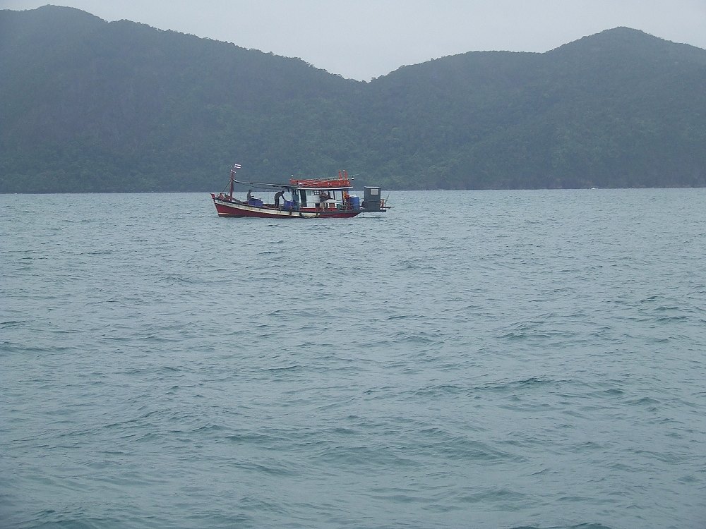 เรือเล็กที่จอดรบคลื่นลม อยู่ข้างเกาะครับ เนื่องจากวันเวลาดังกล่าว ตรงวันวันที่พายุนารี หรือพายุอะไรส