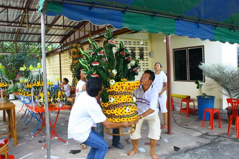 เริ่มยกไปตั้งบนแท่น  :smile: