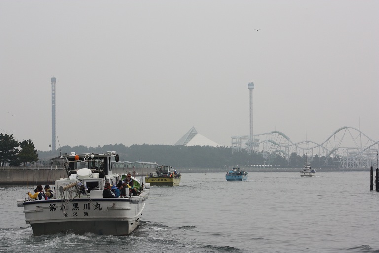 เรือออกแล้วครับ ตื่นเต้น
 แต่กฏที่นี่เข้มงวด ใครไม่ใส่ชีชีพไม่ออกเรือ
เรือทุกๆลำ จะออกเวลาใกล้เคีย