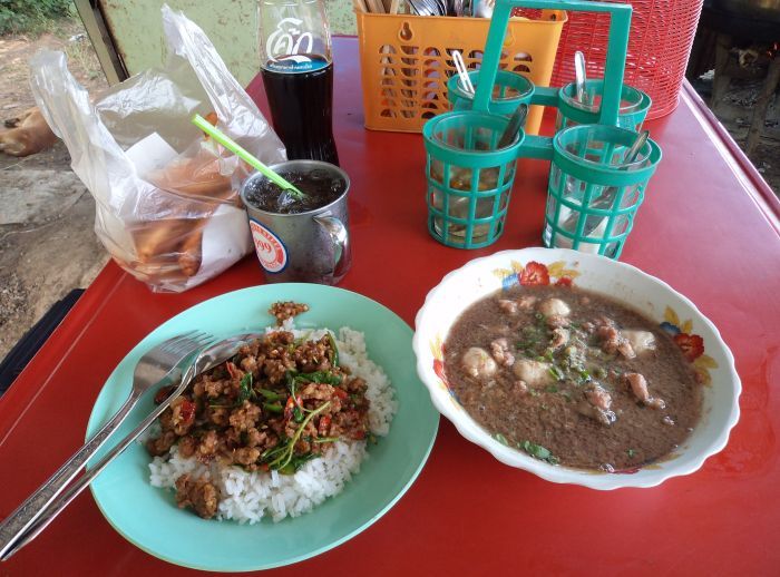 ร้อนฟุดๆ พักเหนื่อยหาอะไรกิน รสชาดไม่แพ้ในเมืองนะครับขอบอก กินข้าวกันครับ :umh: :umh: :umh: