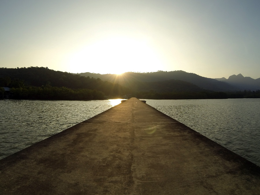[center]เดินสำรวจระดับน้ำ สภาพโดยรอบบริเวณสะพาน มองกลับไปทิศตะวันตกพระอาทิตย์จวนจะลับ

ต้องกลับไปอ