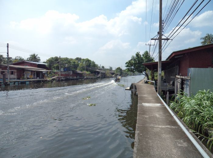 แถวนี้ใช้เรือเป็นพาหนะในการเดินทาง มีเรือแล่นไปมาตลอดเวลาครับ :smile: