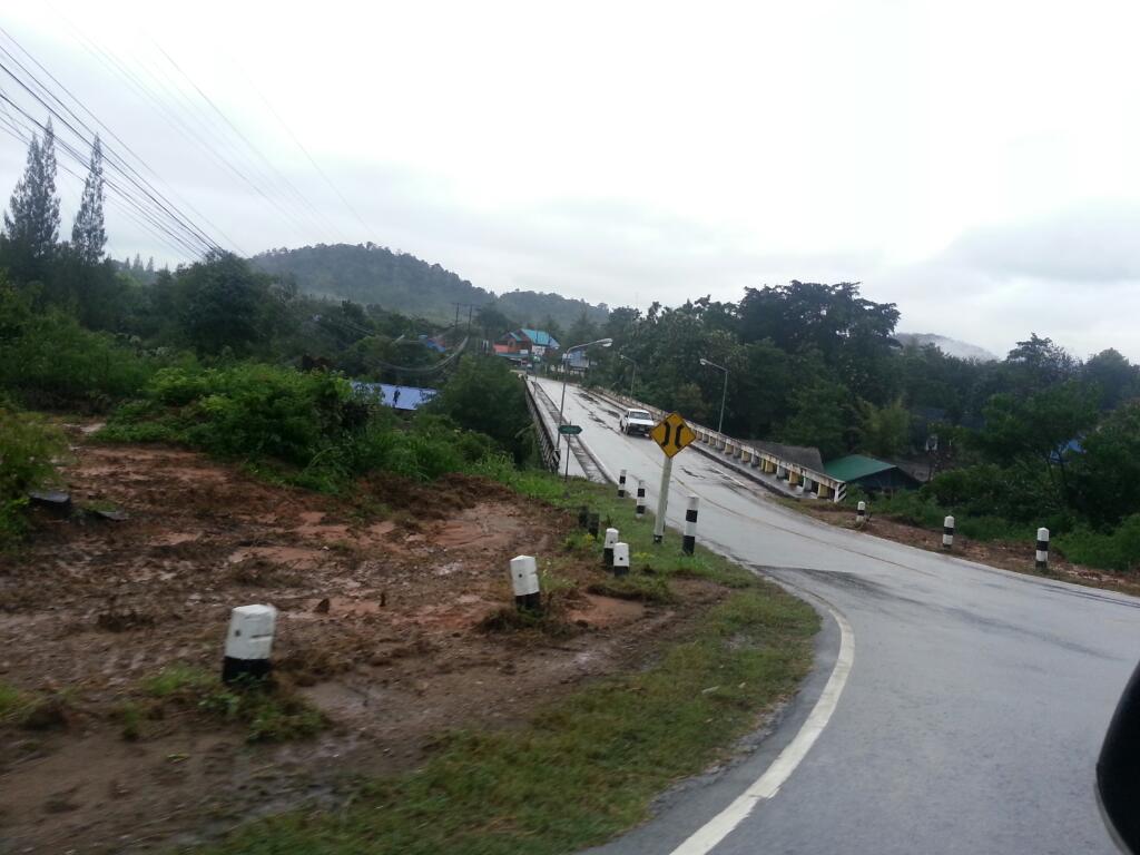 ต้องข้ามสะพานนี้ก่อนครับ...แต่คอยดูสะพานนี้ตอนขากลับนะครับ...^^