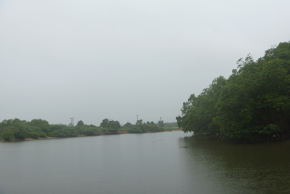 บริเวณปากน้ำปราณบุรี มีฝนตกพรำ อากาศไม่ร้อน ครับ