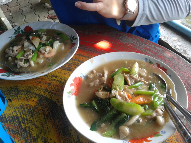 กินลาดหน้ากันครับหิวววว :laughing: :laughing: :laughing: