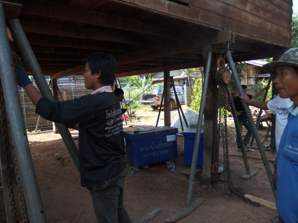 หลังจากพักหายเหนื่อยก็มีกำลังเสริมมาช่วย ตอนนี้ทำการตั้งรอก ยกเสา ทั้งหมดเก้าเสาจากสิบสองเสา :grin: