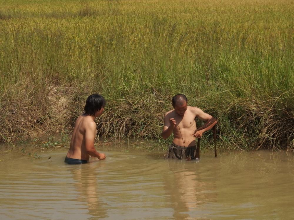 ผมนั่งตกอยู่นานไม่เห็นมีตัว เพื่อนมันบอก ว่าผมไม่มีฝีมือ เลยกลับไปจัดแหมาเดี๋ยวไม่มีกับแกล้ม :laughi