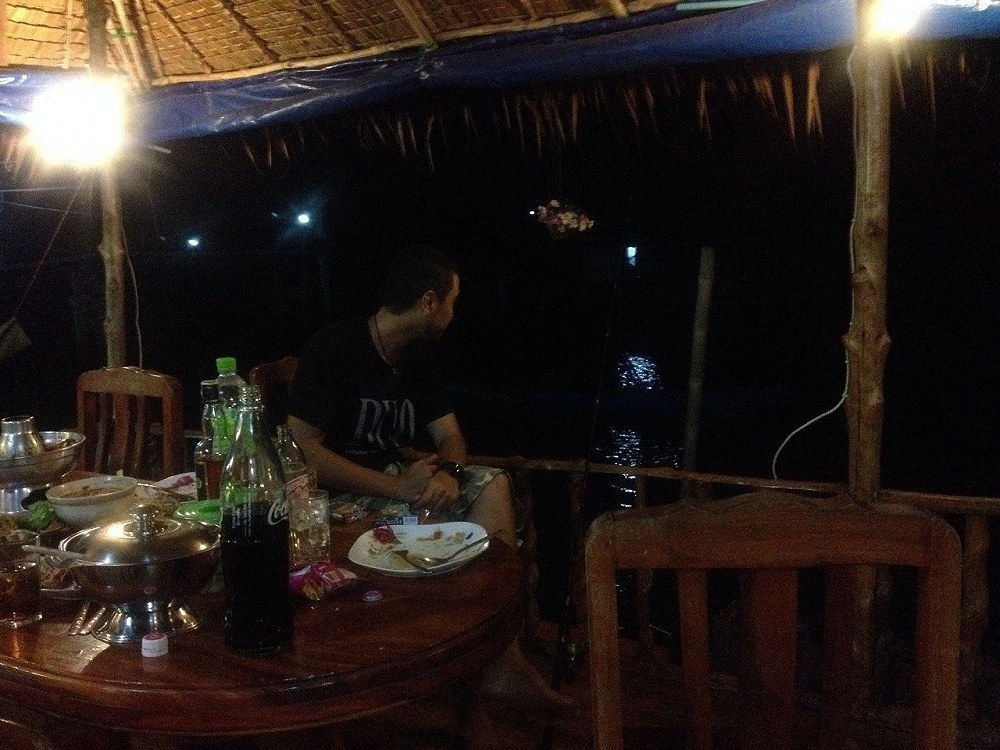 นั่งเฝ้าคัน คอแห้งก็หันมาจิบครับ หิวก็อาหารเต็มโต้ะ :laughing: :laughing: :laughing: :laughing: :che