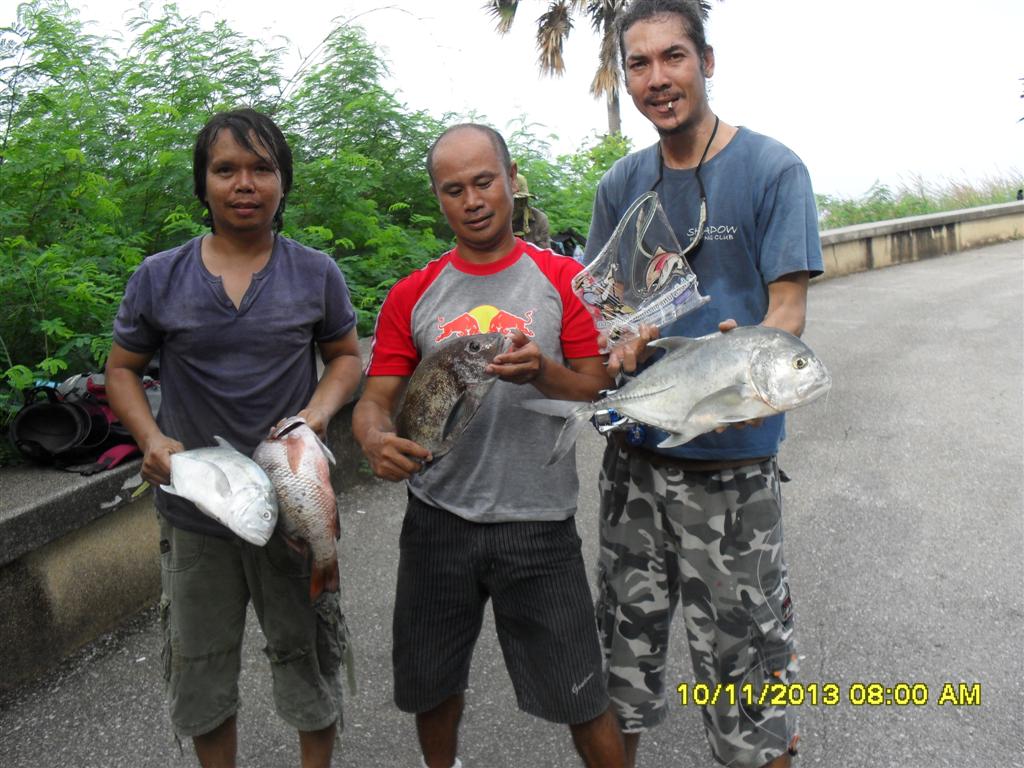 ที่ 2 และ 3  ควบ 2 รางวัล  น้าเล็ก โรงกลึง (คนซ้ายสุด) ปลา กะพงแดง 1.6 กิโล  และปลา กะมง 1.15 กิโล :