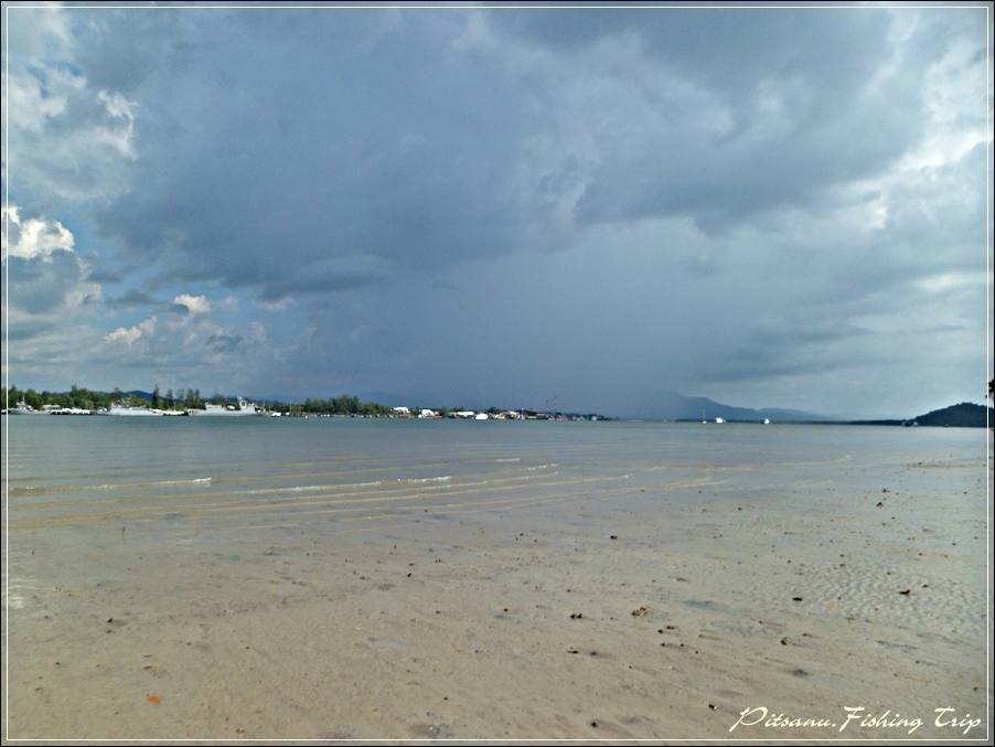 
 [center]ระหว่างที่ผมเดินผ่านแนวหาด ก็มีเมฆฝนก้อนหนึ่งกำลังจะมา  ( จะโดนมั้ยหนอ )[/center]