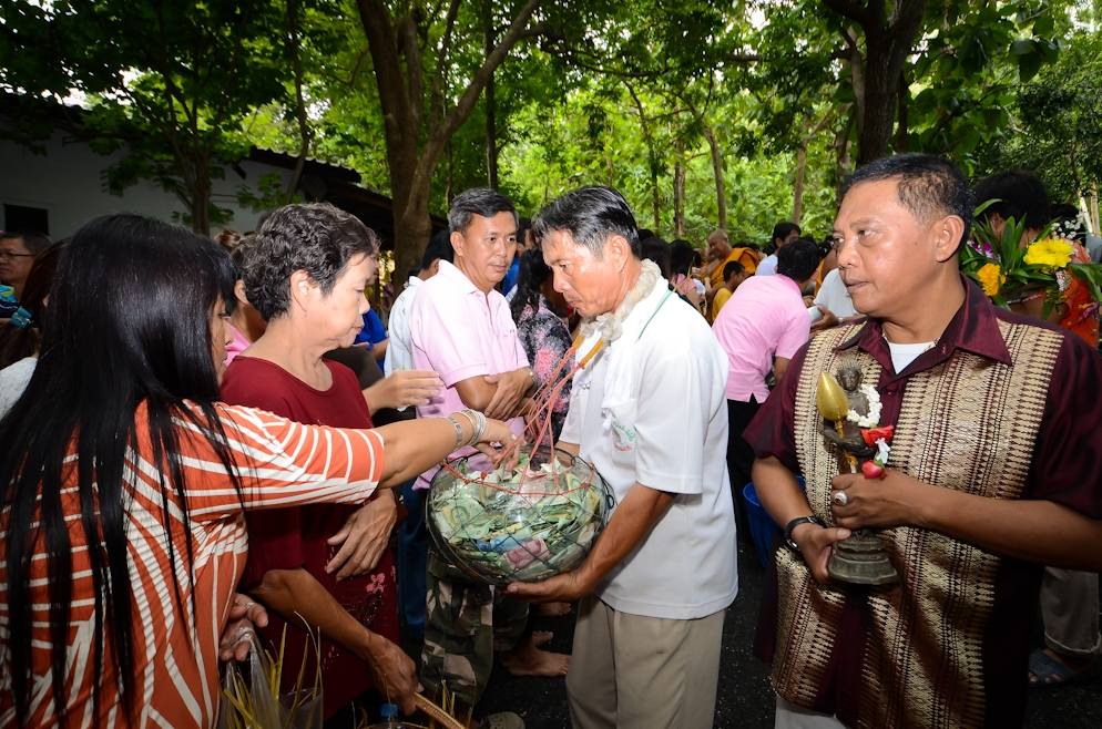 ซักพักก็เดินมาถึง พ่อ กับ แม่ผม และก็ยาย ที่ยืนรอใส่บาตรแล้วครับ....

 :smile: :smile: :smile: :sm