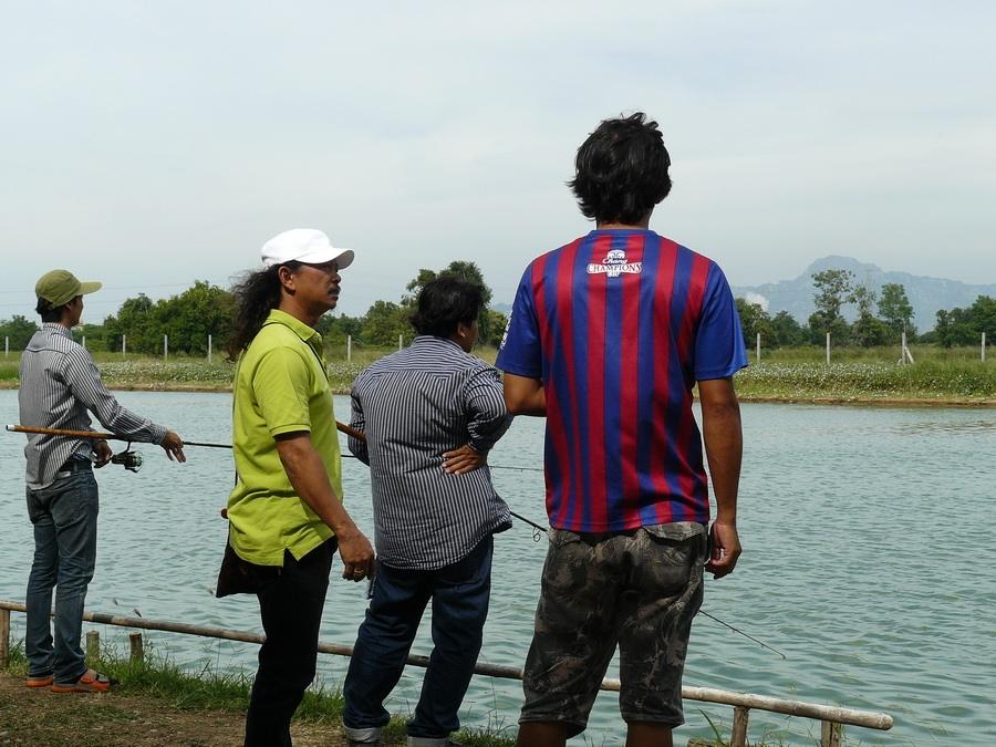 ผอ.โปร่ง ปรึกษาทีมงานแล้ว...เฝ้าปลาใหญ่กันดีกว่าเรา :laughing: :laughing: :laughing: :laughing: :lau