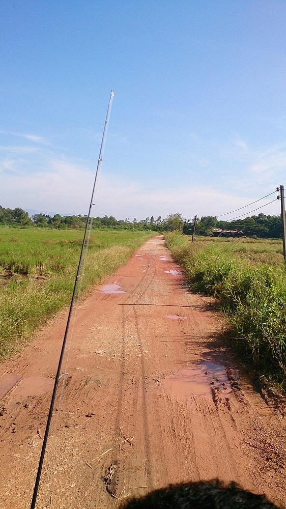 
 [center]:music: ช่องทางถนน country road เล็กๆ ครับ  ซ้าย ขวา น้ำยังเต็มฉ่ำนา เพราะฤดูฝนปีนี้ยีดยา