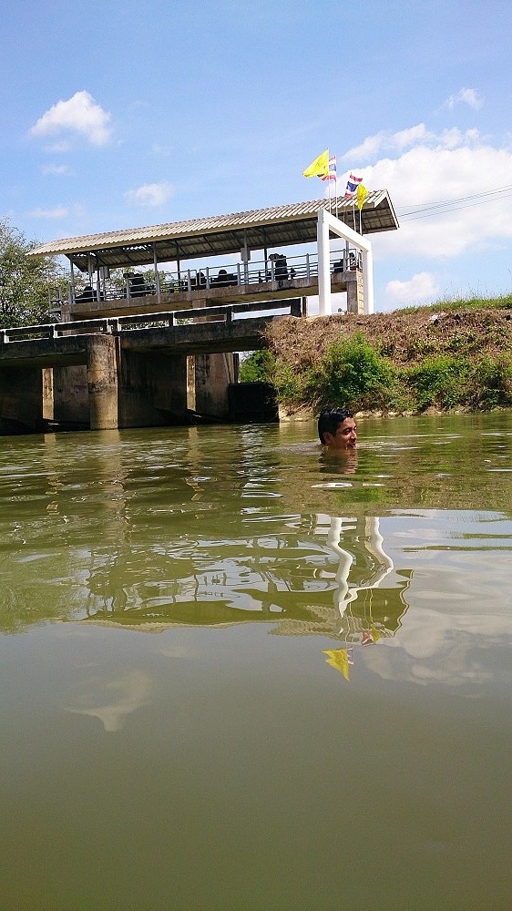 

 [center]เราเล่นน้ำกันห่างจากประตูน้ำประมาณ 30 เมตร  

แรงน้ำด้านล่างดูดตัวเราออกไปทางประตูน้ำ