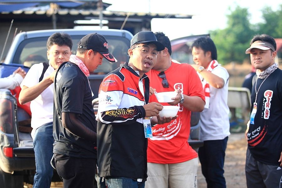 เอ้าววววว์กองทัพต้องเดินด้วยขา แต่ท้องต้องอิ่มเด๋วขาไม่เดิน กร๊ากกกกกกกกกกกกกกกก :laughing: :laughin