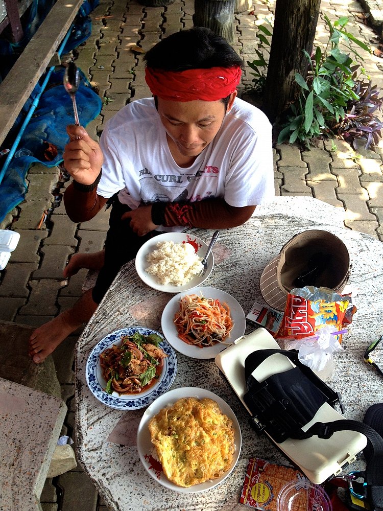 ร้านอาหาร ริมคลอง บรรยากาศดีดี กับข้าวราคาถูกแถมอร่อยถูกปาก เอ้าลุยยยยยย ระหว่างทานก็คุยว่าเอาไงดีเล