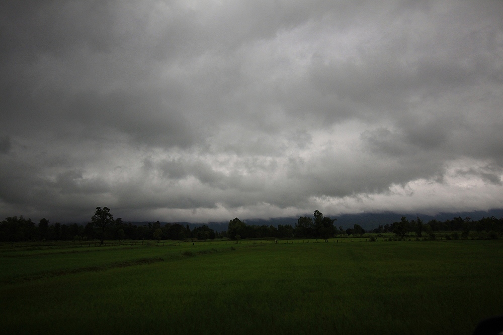 ทริบนี้ไม่ต้องบอกนะครับ  มากับพายุครับ ทั้งวันไม่มีโอกาสได้เห็นแดดเห็นตะวันกันเลยครับ
 :smile: :smi