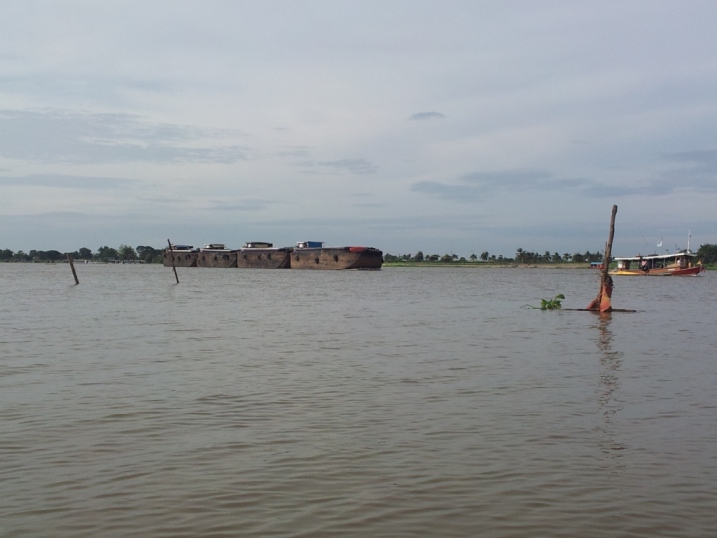 บรรยากาศ ข้างทางครับ มีเรือพ่วงขนาดใหญ่แล่นผ่าน 