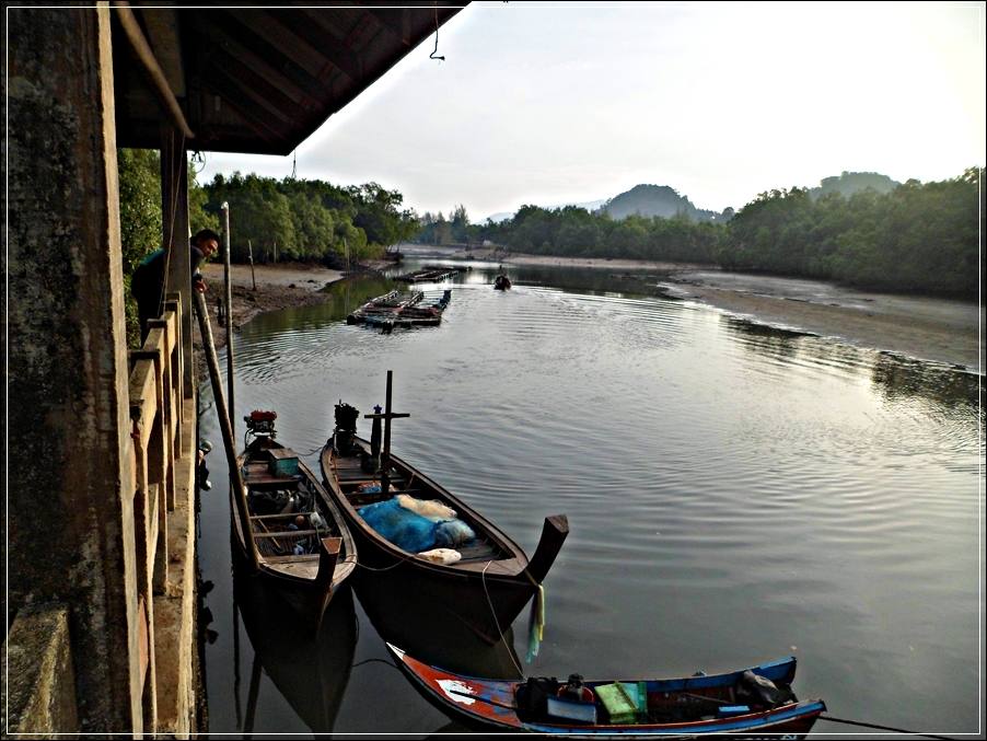 
 [center]ไม่นานพวกเราก็มารอลงเรือกันที่หัวท่า ในเช้าของวันที่ 7 พ.ย 56 [/center]
