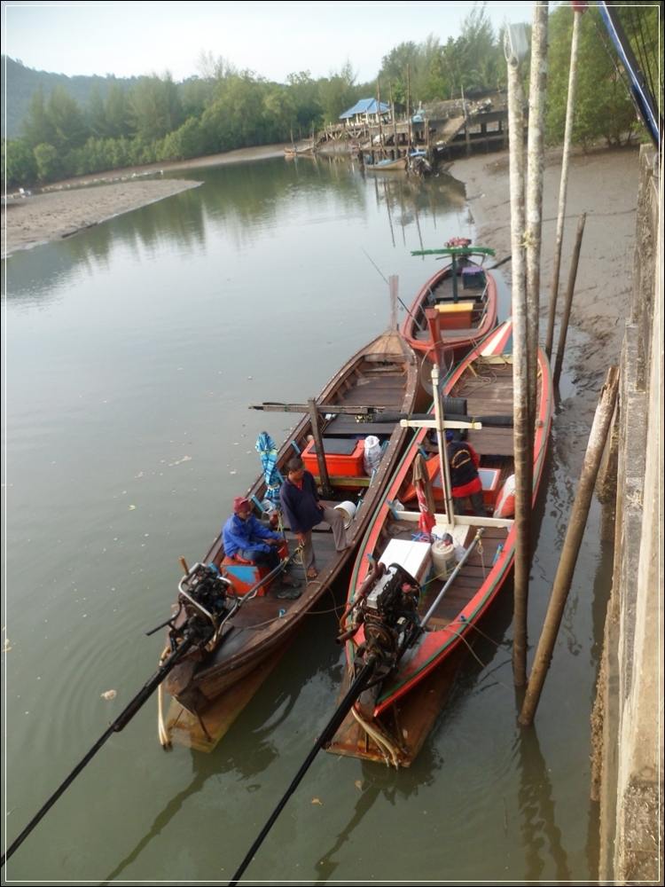 
 [center]แต่เรือยังไม่พร้อม  บังหมาน....ขอเคลียจัดข้าวของบนเรือแปบ[/center]