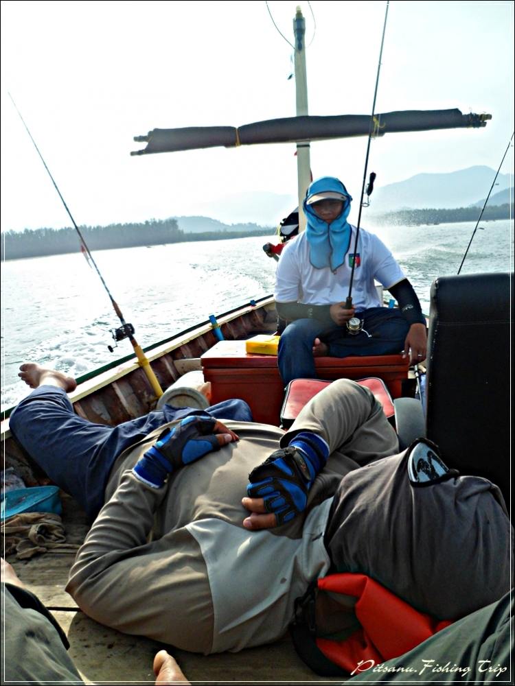 
 [center]ระหว่างนั่งร่องเรือเข้าหมาย  พลขับ......ของเราก็พักผ่อนไป หนึ่งงีบ....... :sleeping: :sle