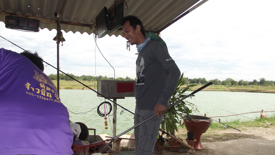  :grin: :grin: :grin: น้องปู สระบุรี นั่งเฝ้าปลาใหญ่หัวบ่อได้เรื่องเลย เอามาแล้วตัวนี้ติดช่อง 1 ก่อน