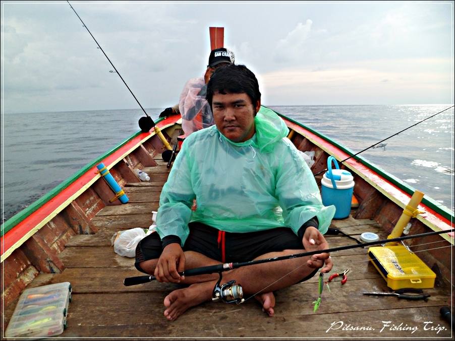 
 [center]กำลังนั่งเรือเข้าหมายจิ๊ก อยู่ดีๆ ก็เจอฝนครับ แต่ดีที่ไม่หนักมาก[/center]