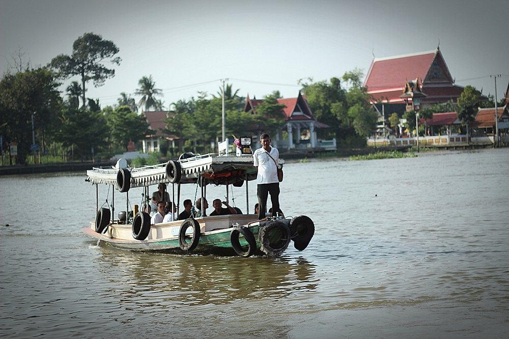 เดินทางไม่ยาก นั่งเรือข้ามฟากจากปากเกร็ด ไปเกาะเกร็ด แค่ 2 นาที