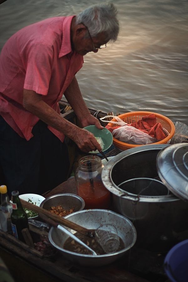 ถึงฝั่งต้องสะดุดกลับกลิ่นหอมของก๋วยเตี๋ยวเรือ ของคุณลุง รีบวิ่งหาทันที