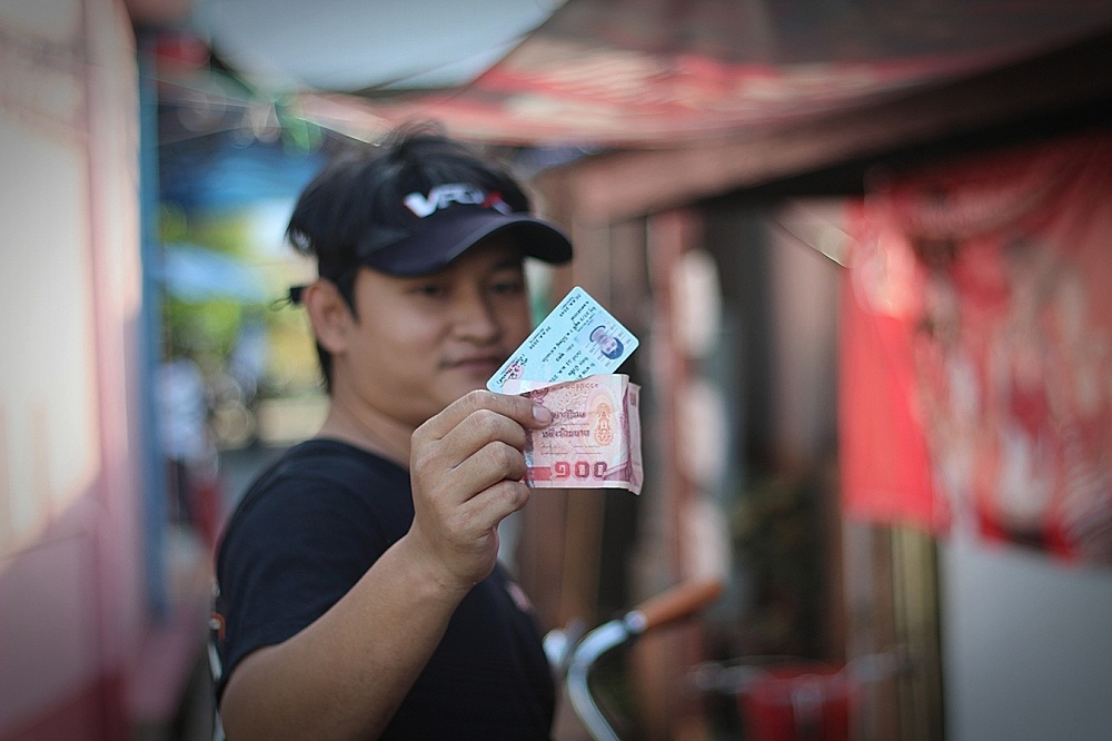 ชำระค่าเช่าจักรยาน ทั้งวัน 40 บาท แต่พวกผมเช่ากันแค่ 2 ชั่วโมงก็ 40 บาท สองคัน 80 น้ำสองขวด 100นึงพอ