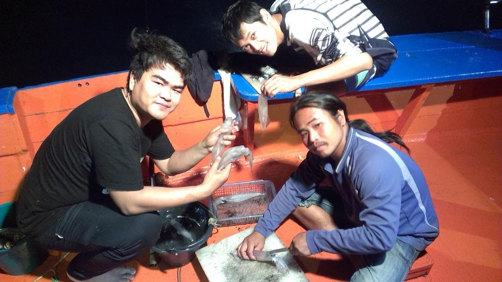 พอได้หมึกมาพอประมาณ เมนูสุดฮิตก็เริ่มต้นขึ้น พ่อครัวอาสาของเราก็คือน้าอึ่งเหมือนเดิมครับ  :love: :lo