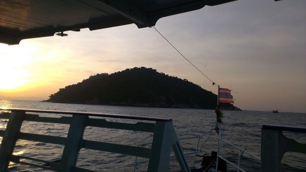 แล้ว... ผมก็แอบขึ้นไปหลับที่ชั้น 2 ของเรือ...ตื่นมาอีกทีก็มาโผล่อยู่หลังเกาะริ้นซะแล้ว  :sleeping: :