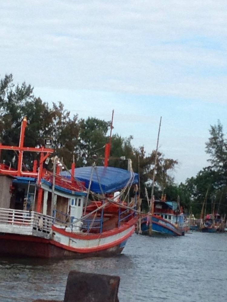 เราลงเรือกัน ประมาณ 5 โมงเย็น ที่ท่าเดิมครับ ถนนกระเพรา