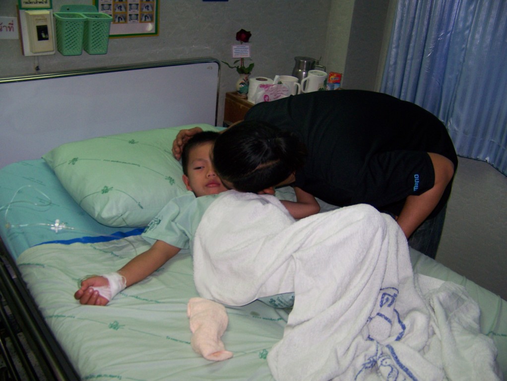 โปรภูมิ ไม่สบายคับ นอนอยู่ห้องพิเศษ โรงพยาบาล อ.ด่านขุนทด คับ นอนมา 3 วันแล้วหมอยังไม่รู้เลยว่าโปรภู