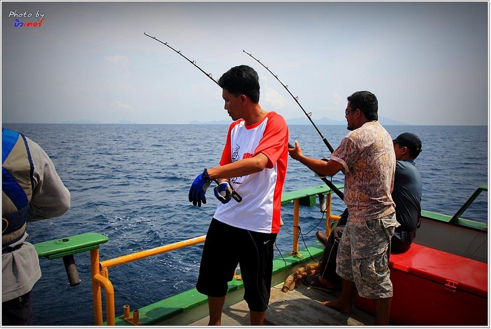  [b]ไต๋ดี ส่งเสียแตรมาด้านท้ายเรือ สั่งเก็บเบ็ด ทันที

เพื่อ...เคียงเรือได-หมึก [/b]