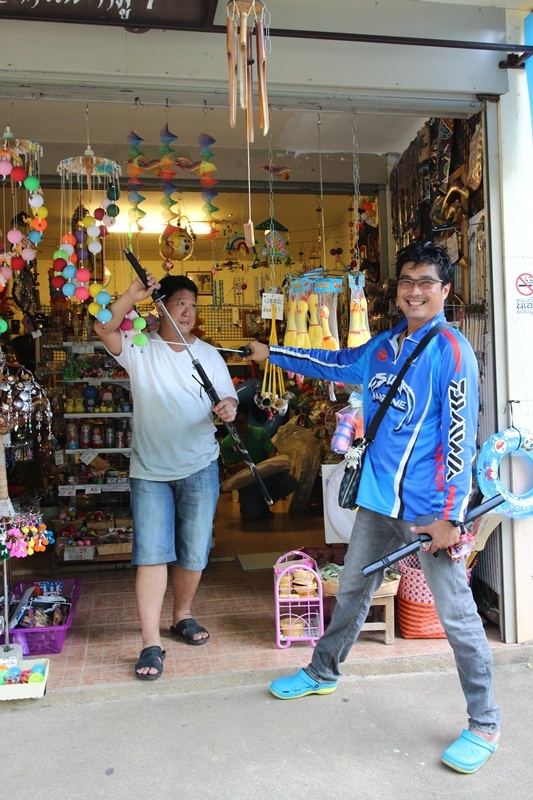 ให้เจ้าของร้านถ่ายให้  เล่นกันเหมืออนเด็กเลย :laughing: :laughing: :laughing:
