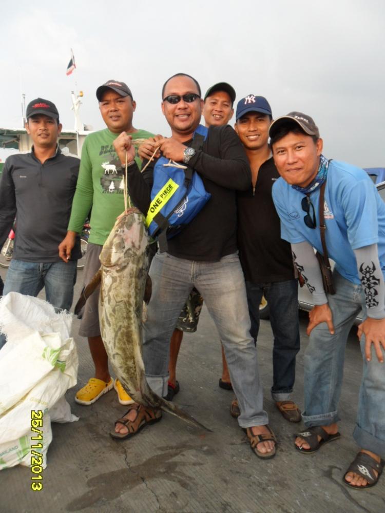 ขนสัมภาระและปลาขึ้นจากเรือเรียบร้อยแล้ว จึงได้ถ่ายภาพร่วมกันครับ
