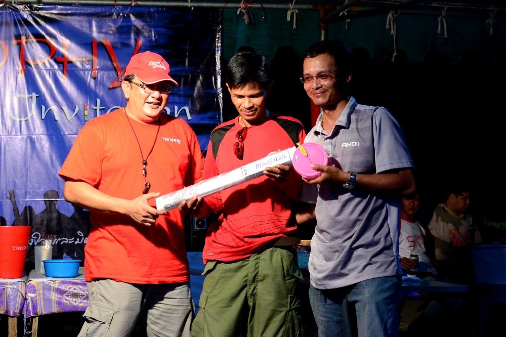น้ามดได้รางวัลกล่องเทพ ไหงเหล่ไปมองคันของน้าเค้าล่ะครับ :laughing: