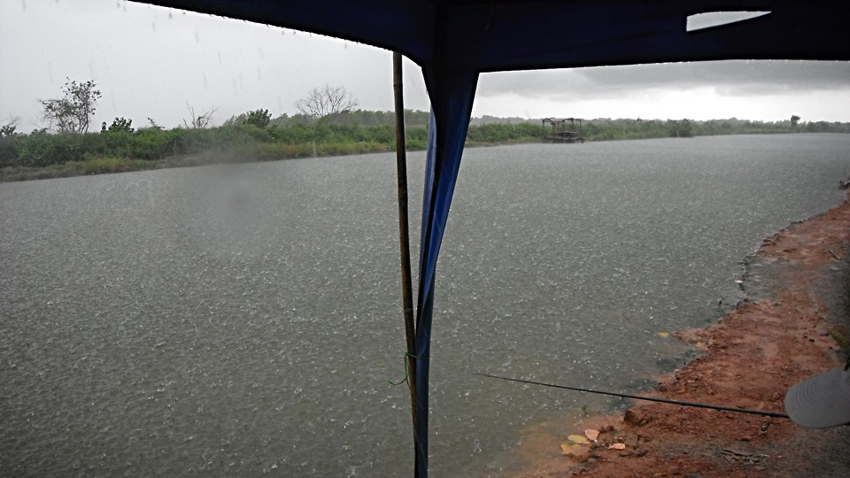 ยังไม่ถึงครึ่งวัน ฝนก็ถล่มลงมา 
