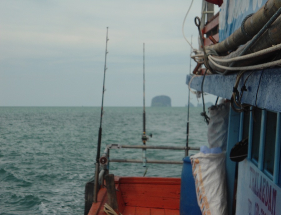 วิ่งเรือมาได้สักระยะหนึ่งแล้วคับ คันที่ว่าไว้ด้านหลังยังไม่มีวิี่แววเลย