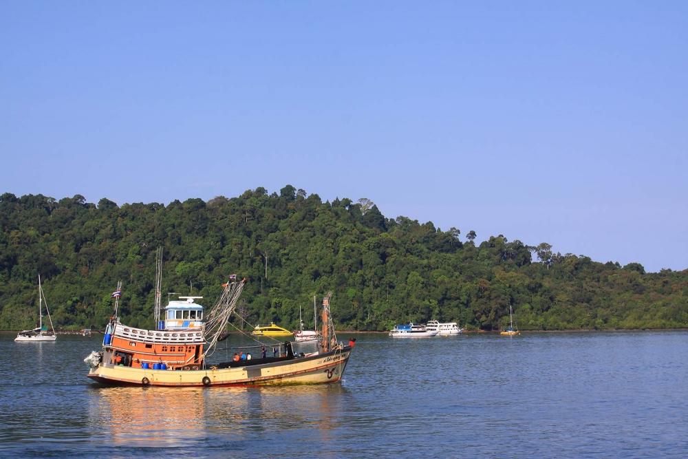 เรือประมงบางลำก็เริ่มออกจากท่าเรือมุ่งหน้าออกตามหาปลานาๆชนิดกันแล้วครับ ก็คงเหมือนกับพวกเราที่ตอนนี้