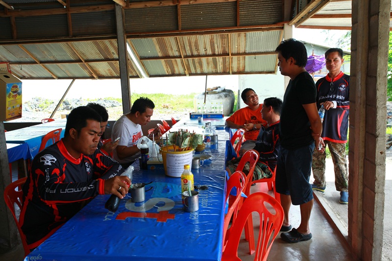 นัดเจอกันราวๆบ่ายกว่าครับที่แถวๆหาดเจ้าหลาว 

มาถึงก็สั่งอาหารทานรอเพื่อนๆสมาชิกกันครับ

 :cheer