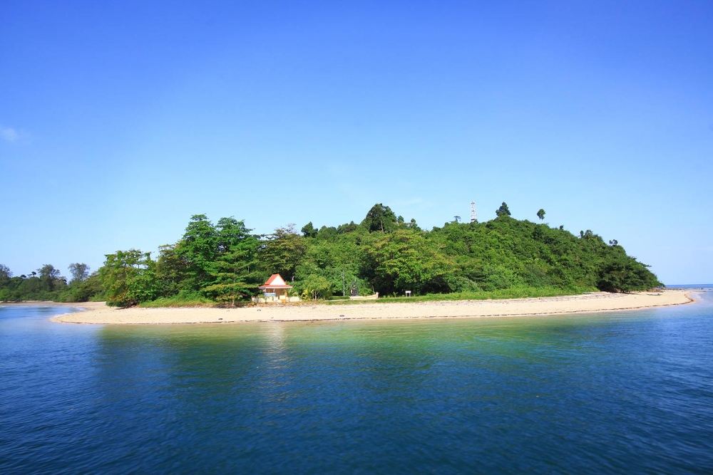 ตามธรรมเนียมปฏิบัติของชาวเรือชาวประมงครับ ถึงศาลกรมหลวงชุมพร เราจะต้องจุดประทัดสักการะขอพรท่านครับ
