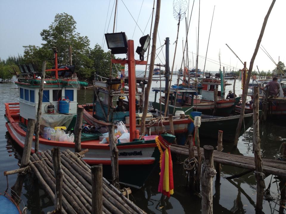 ขึ้นเรือที่ท่าเรือธนาคารปู จังหวัดระยอง เรือที่ขึ้นวันนี้เป็นเรือของไต๋เจ๋ง เป็นเรือเล็กๆ