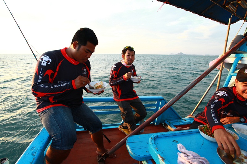 พักทานข้าวกันครับ

 :cheer: :cheer: :cheer: