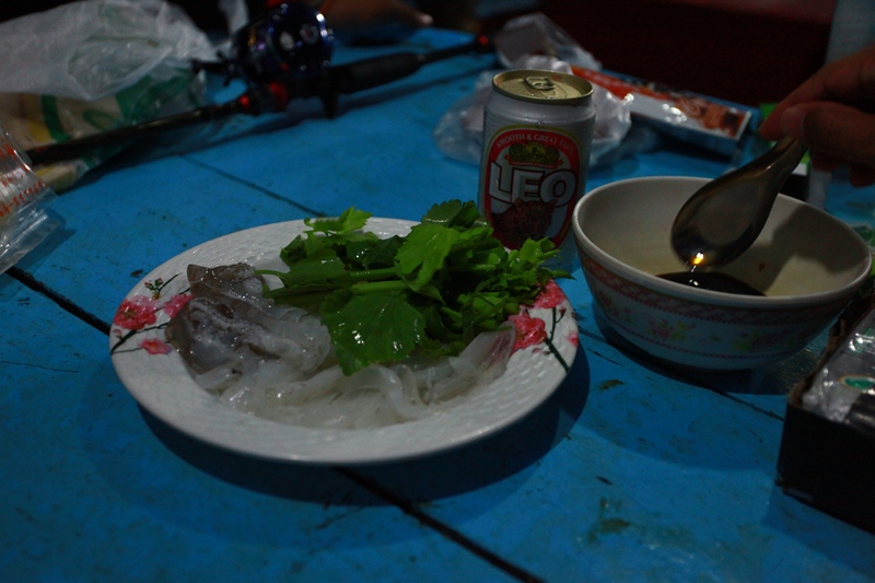 ตัดมาตอนหัวค้ำ หมึกสดๆ จิ้มวาซาบิ

ขอบอก อร่อยมากๆครับ :cheer: :cheer: